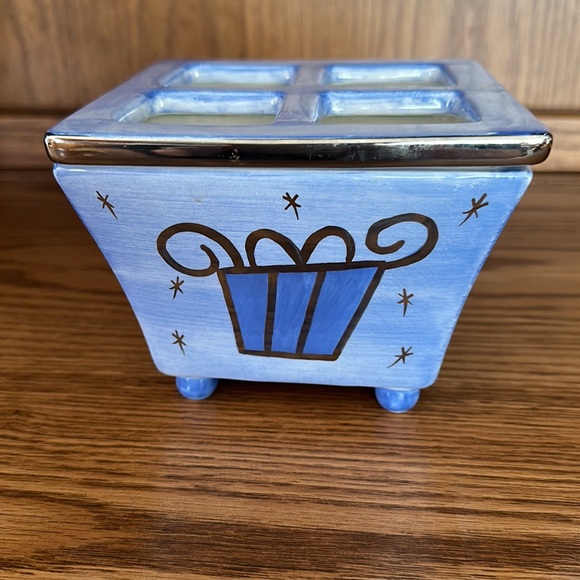 GAC, Christmas Candy Dish W/ Lid Glass Windows.Light Blue. 5.5x4.5.Rare. Footed - Picture 4 of 11